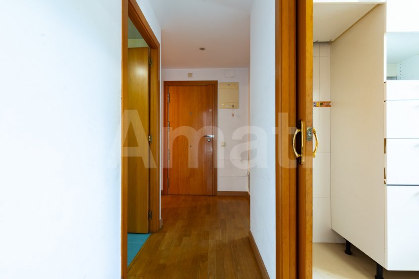 Sunny apartment with terrace, in Sants-Badal -13