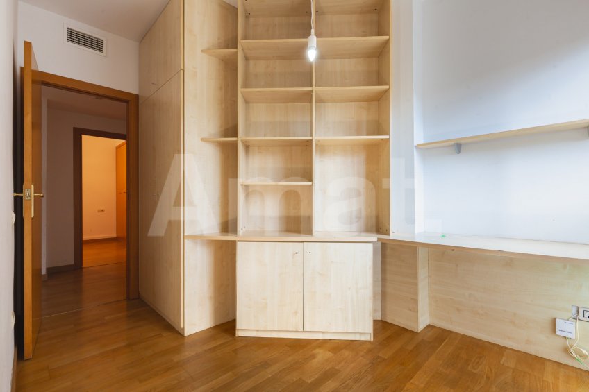 Sunny apartment with terrace, in Sants-Badal -23
