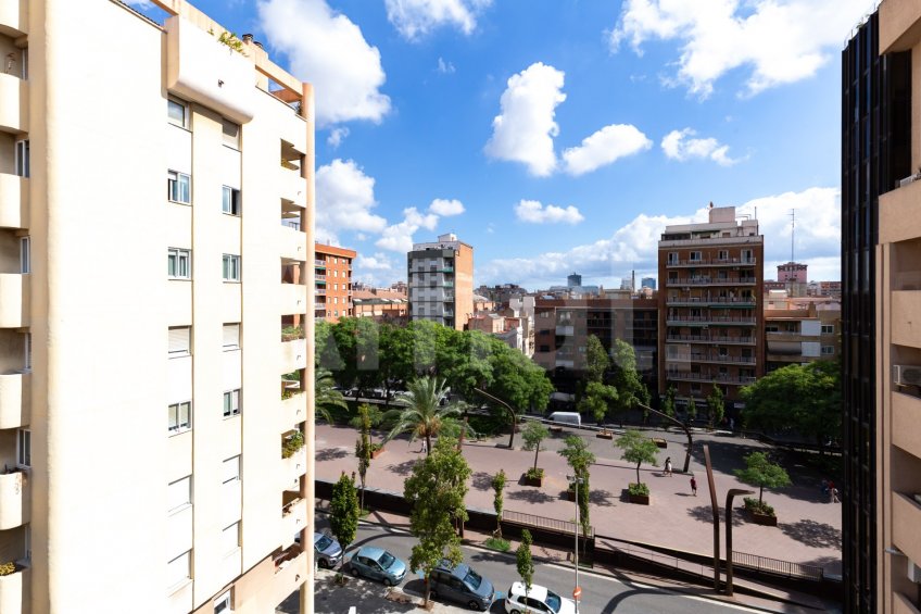 Sunny apartment with terrace, in Sants-Badal -30