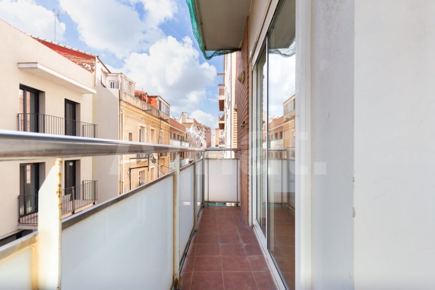 Sunny apartment with terrace, in Sants-Badal -8