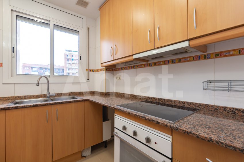 Sunny apartment with terrace, in Sants-Badal -9