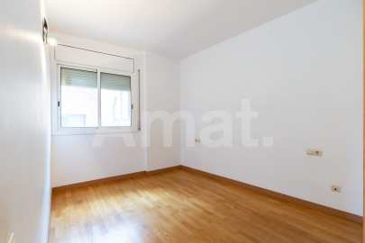 Sunny apartment with terrace, in Sants-Badal -16