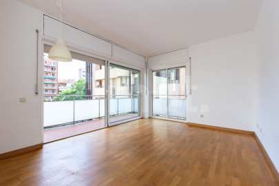 Sunny apartment with terrace, in Sants-Badal -2