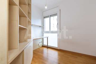 Sunny apartment with terrace, in Sants-Badal -25