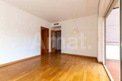 Sunny apartment with terrace, in Sants-Badal -4