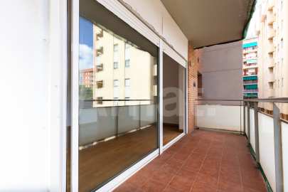 Sunny apartment with terrace, in Sants-Badal -7