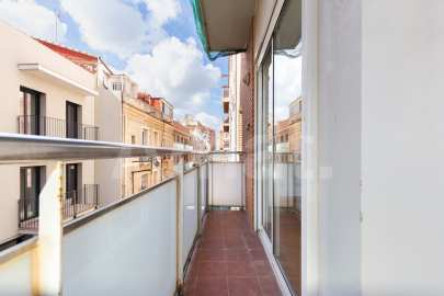 Sunny apartment with terrace, in Sants-Badal -8