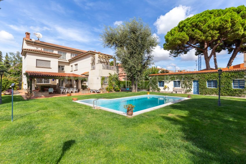 Exclusive house with garden and pool in the center