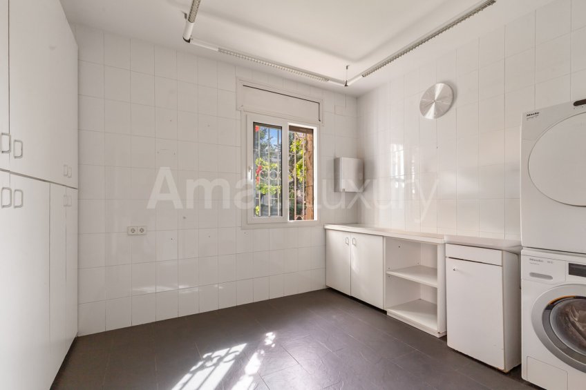 Exclusive house with garden and pool in the center -11