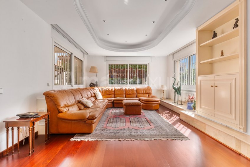 Exclusive house with garden and pool in the center -16