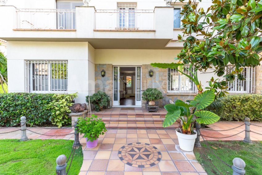 Exclusive house with garden and pool in the center -2