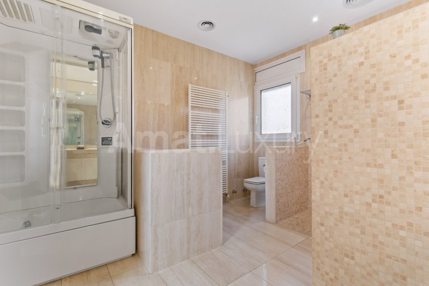 Exclusive house with garden and pool in the center -21