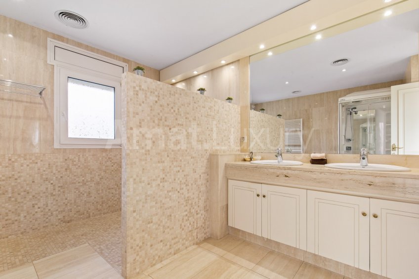 Exclusive house with garden and pool in the center -22