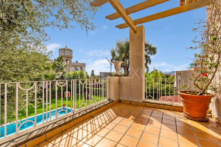 Exclusive house with garden and pool in the center -27