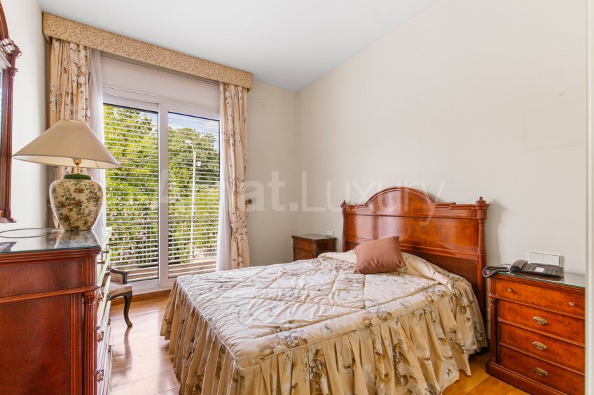 Exclusive house with garden and pool in the center -30