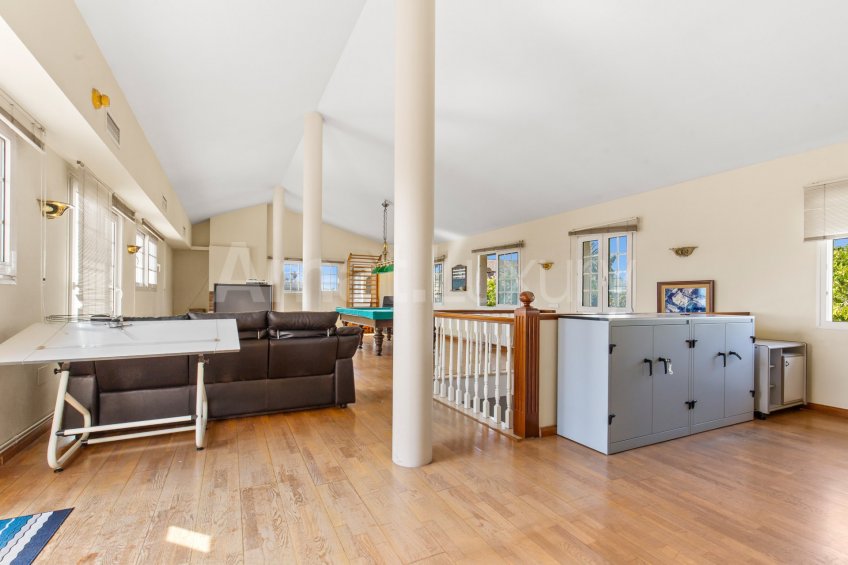 Exclusive house with garden and pool in the center -32