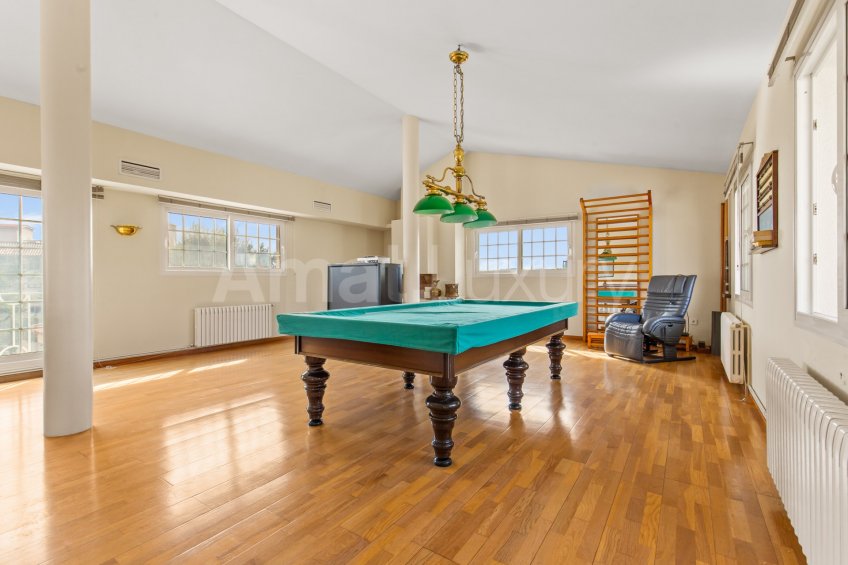 Exclusive house with garden and pool in the center -33