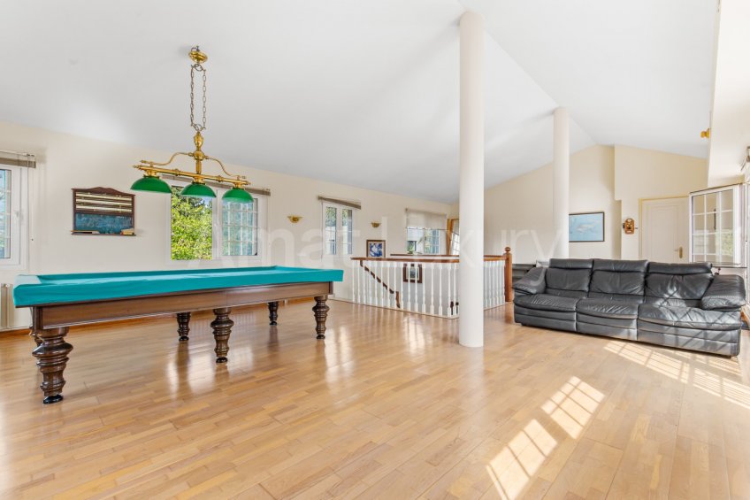 Exclusive house with garden and pool in the center -34