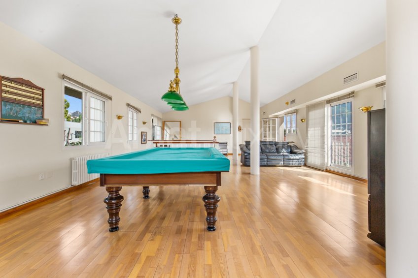 Exclusive house with garden and pool in the center -35