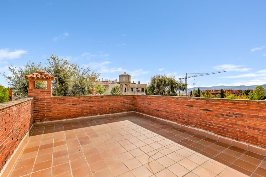 Exclusive house with garden and pool in the center -36