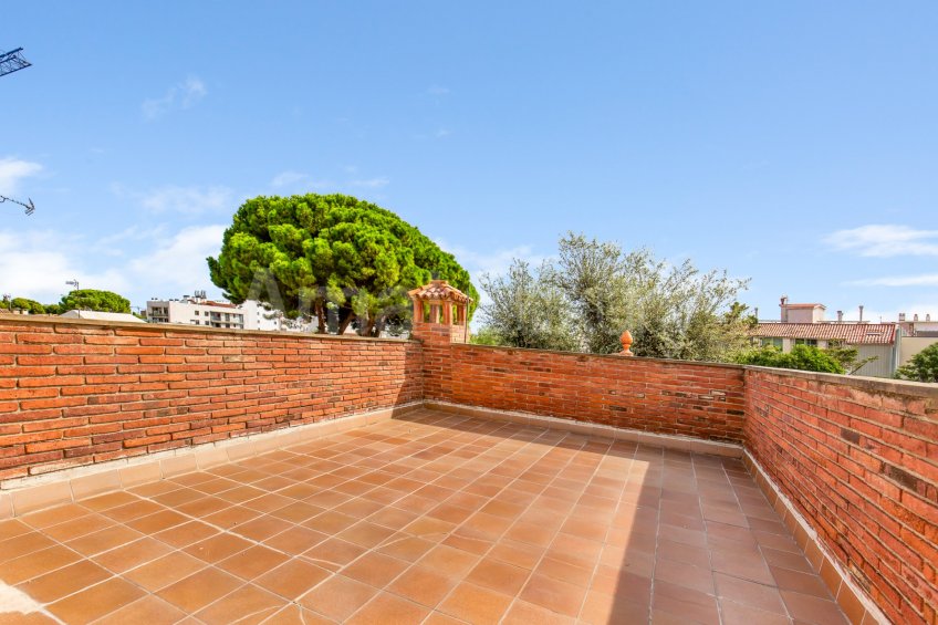 Exclusive house with garden and pool in the center -37