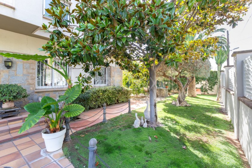 Exclusive house with garden and pool in the center -38