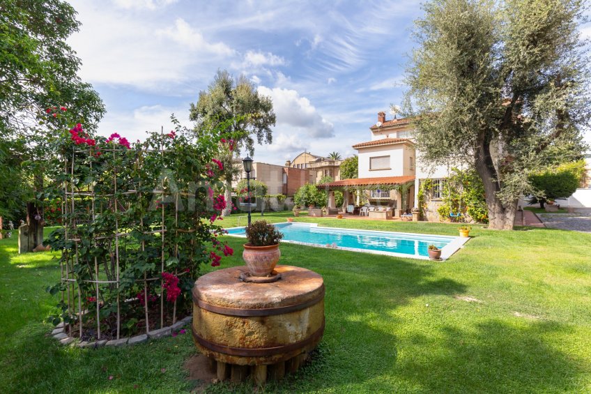 Exclusive house with garden and pool in the center -39