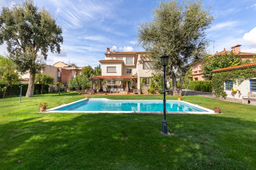 Exclusive house with garden and pool in the center -40