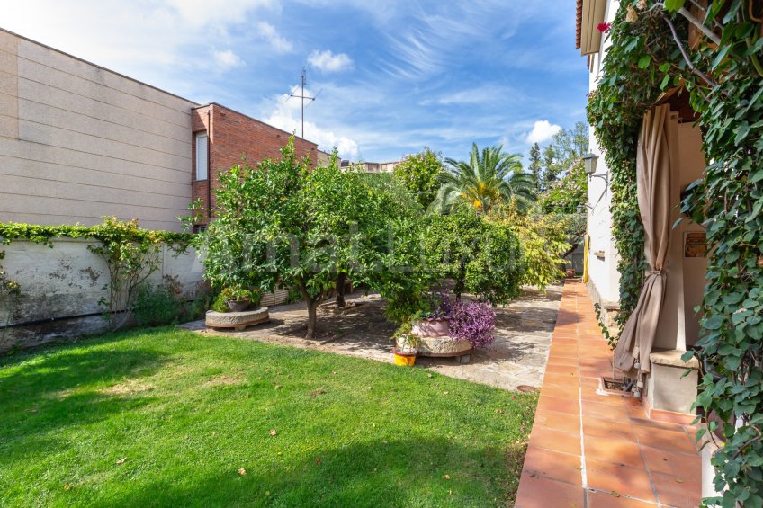Exclusive house with garden and pool in the center -43