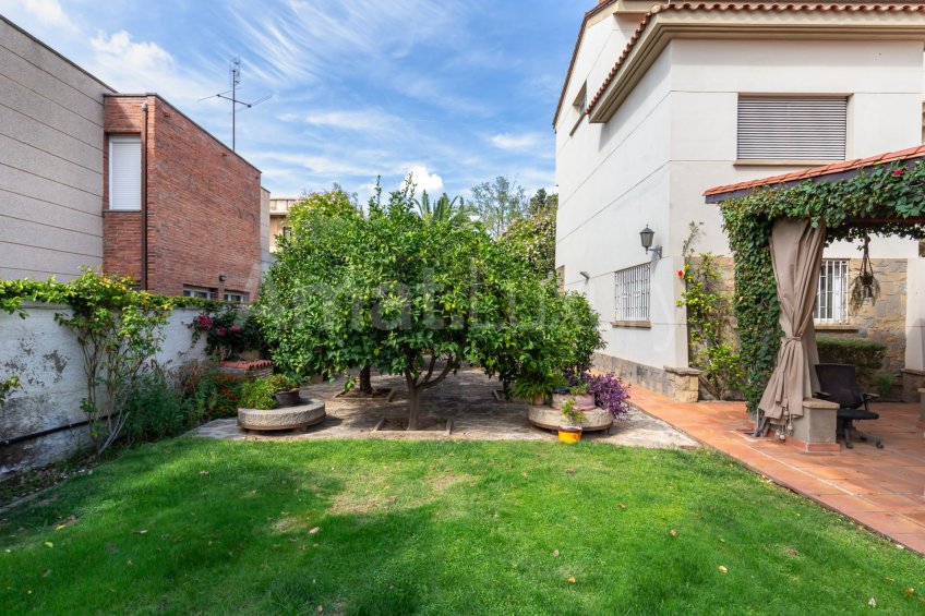 Exclusive house with garden and pool in the center -45