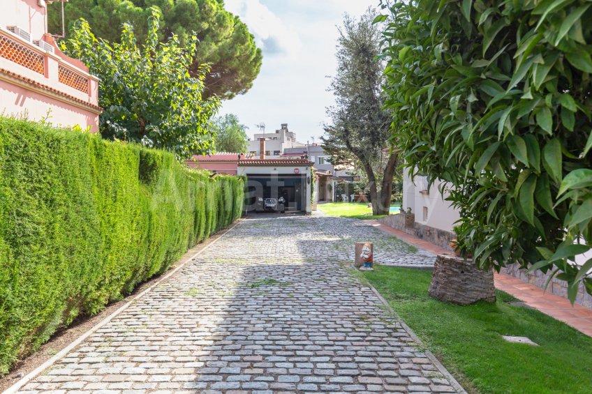 Exclusive house with garden and pool in the center -47