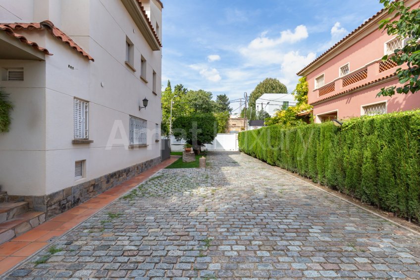 Exclusive house with garden and pool in the center -48