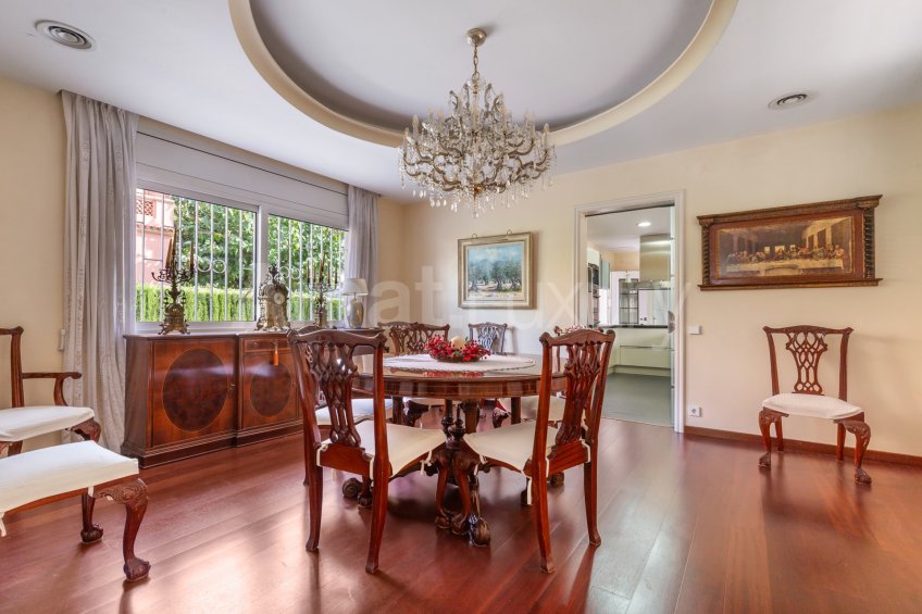 Exclusive house with garden and pool in the center -7