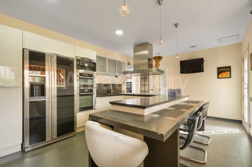Exclusive house with garden and pool in the center -9