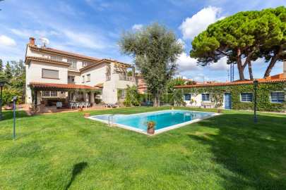 Exclusive house with garden and pool in the center