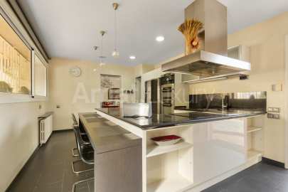 Exclusive house with garden and pool in the center -10