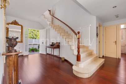 Exclusive house with garden and pool in the center -12