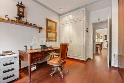 Exclusive house with garden and pool in the center -14