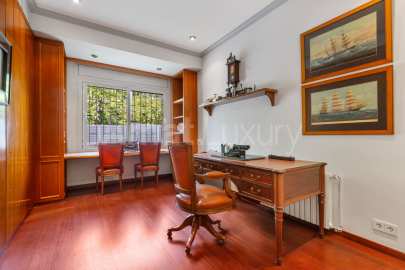 Exclusive house with garden and pool in the center -15