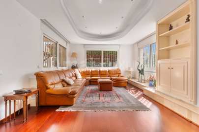 Exclusive house with garden and pool in the center -16