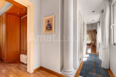 Exclusive house with garden and pool in the center -17