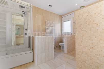 Exclusive house with garden and pool in the center -21