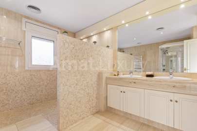 Exclusive house with garden and pool in the center -22