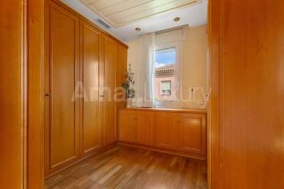 Exclusive house with garden and pool in the center -23