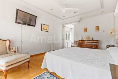 Exclusive house with garden and pool in the center -24