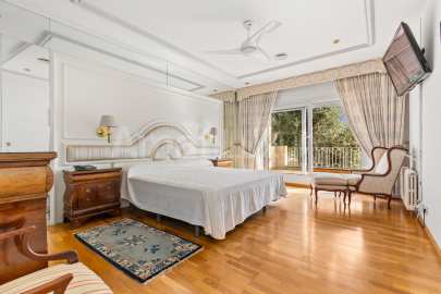 Exclusive house with garden and pool in the center -25