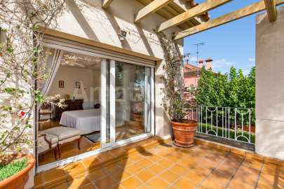 Exclusive house with garden and pool in the center -26