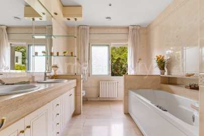 Exclusive house with garden and pool in the center -28