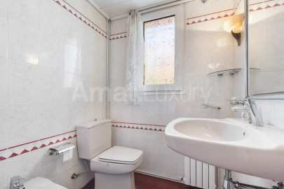 Exclusive house with garden and pool in the center -31