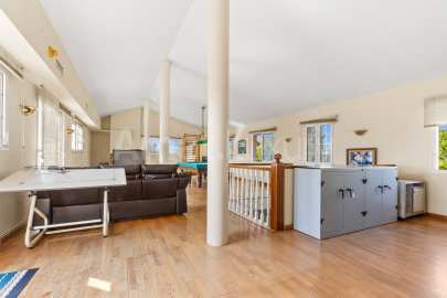 Exclusive house with garden and pool in the center -32